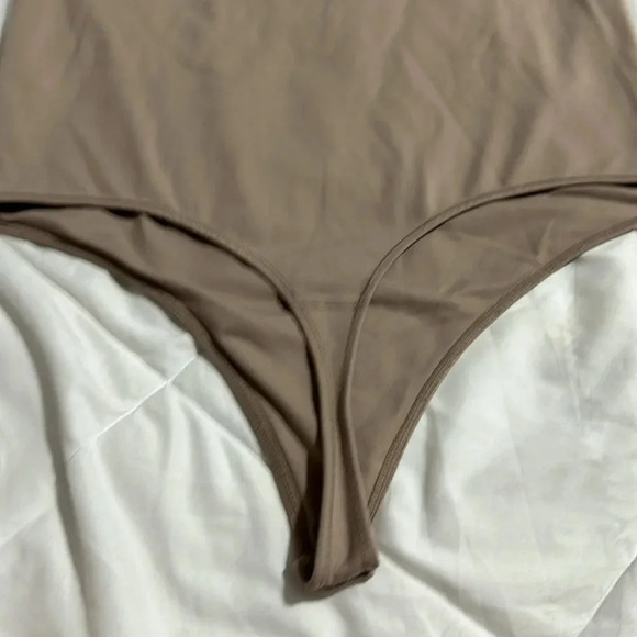 Abercrombie and Fitch asymmetrical tan bodysuit size XL - Picture 5 of 5